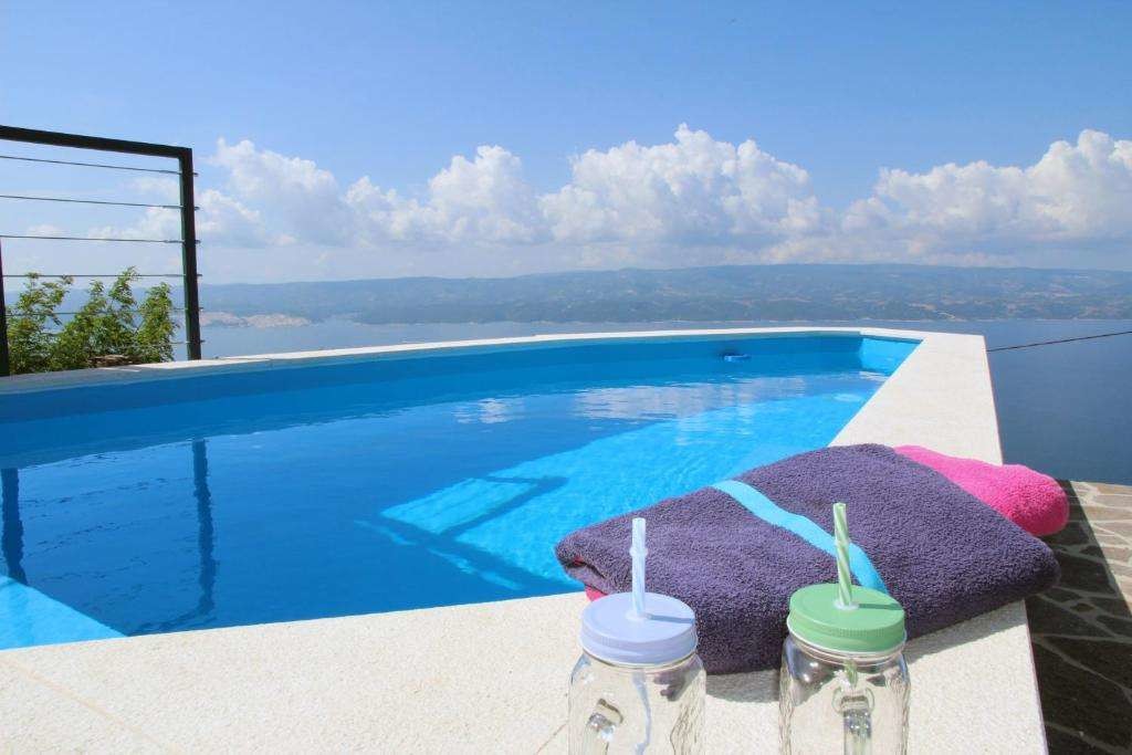 Pool mit Meerblick
