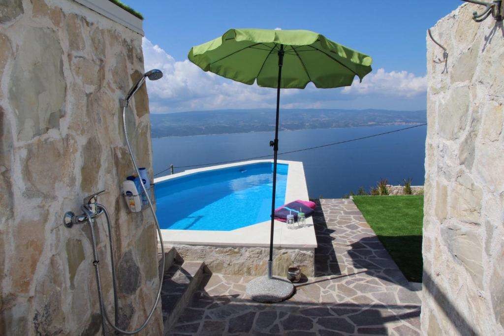 Pool und Pooldusche