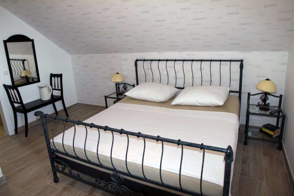 Schlafzimmer 1