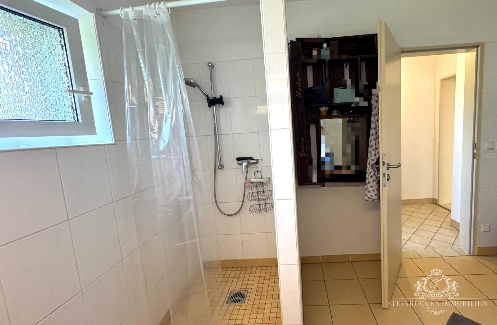 Badezimmer und Dusche
