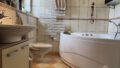 Badezimmer mit Badewanne und Dusche