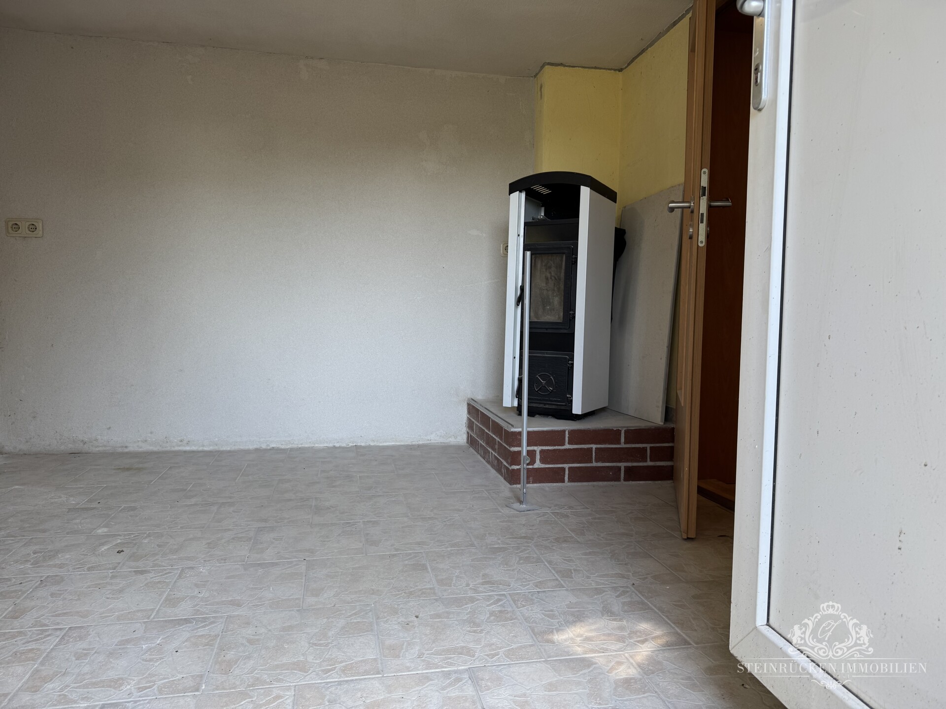 Hauswirtschaftsraum mit Kamin (UG)