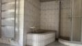 Badezimmer mit Dusche und Wanne