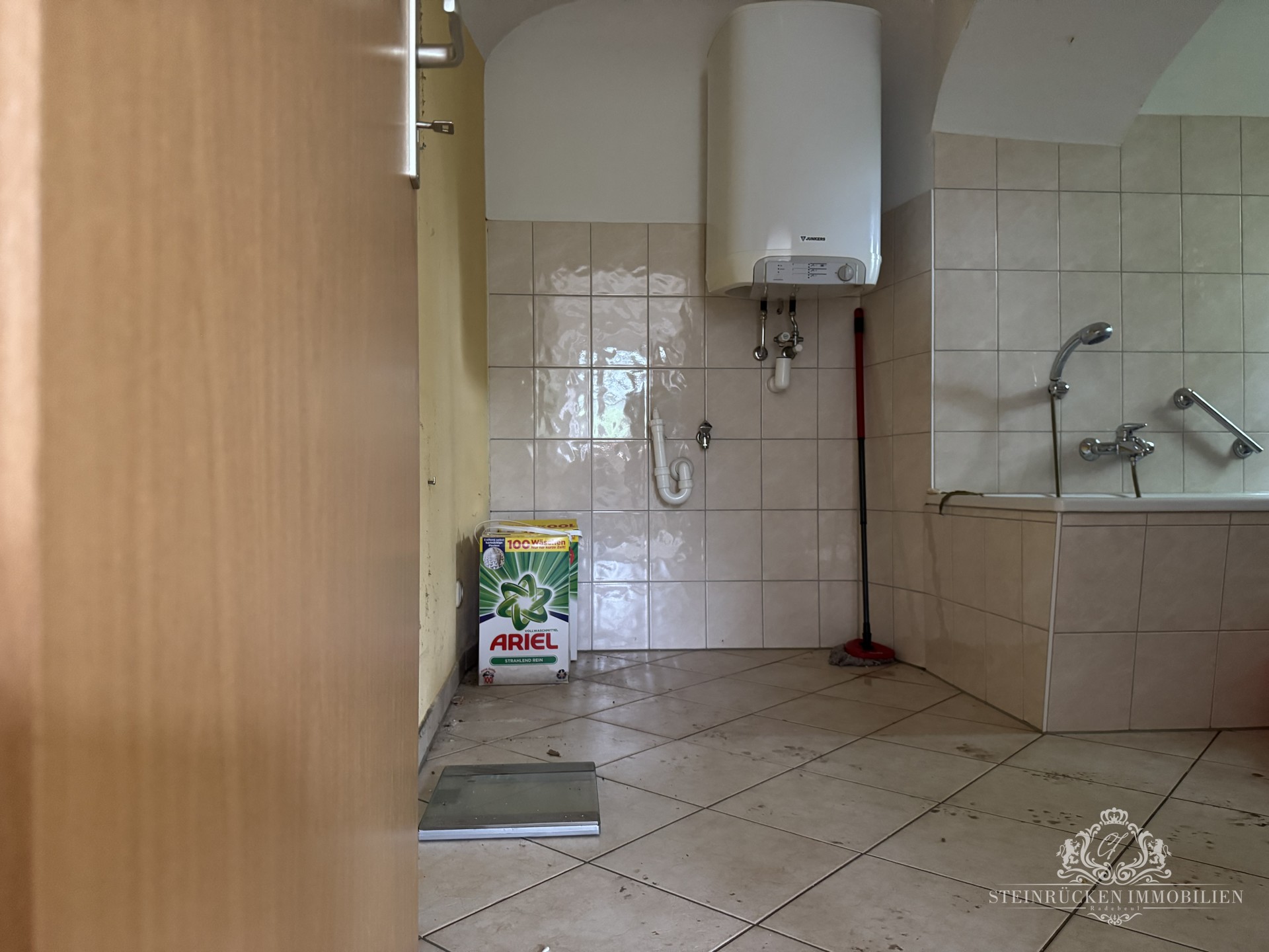 Badezimmer mit Badewanne UG