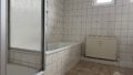 Badezimmer mit Wanne und Dusche (WHG 2)