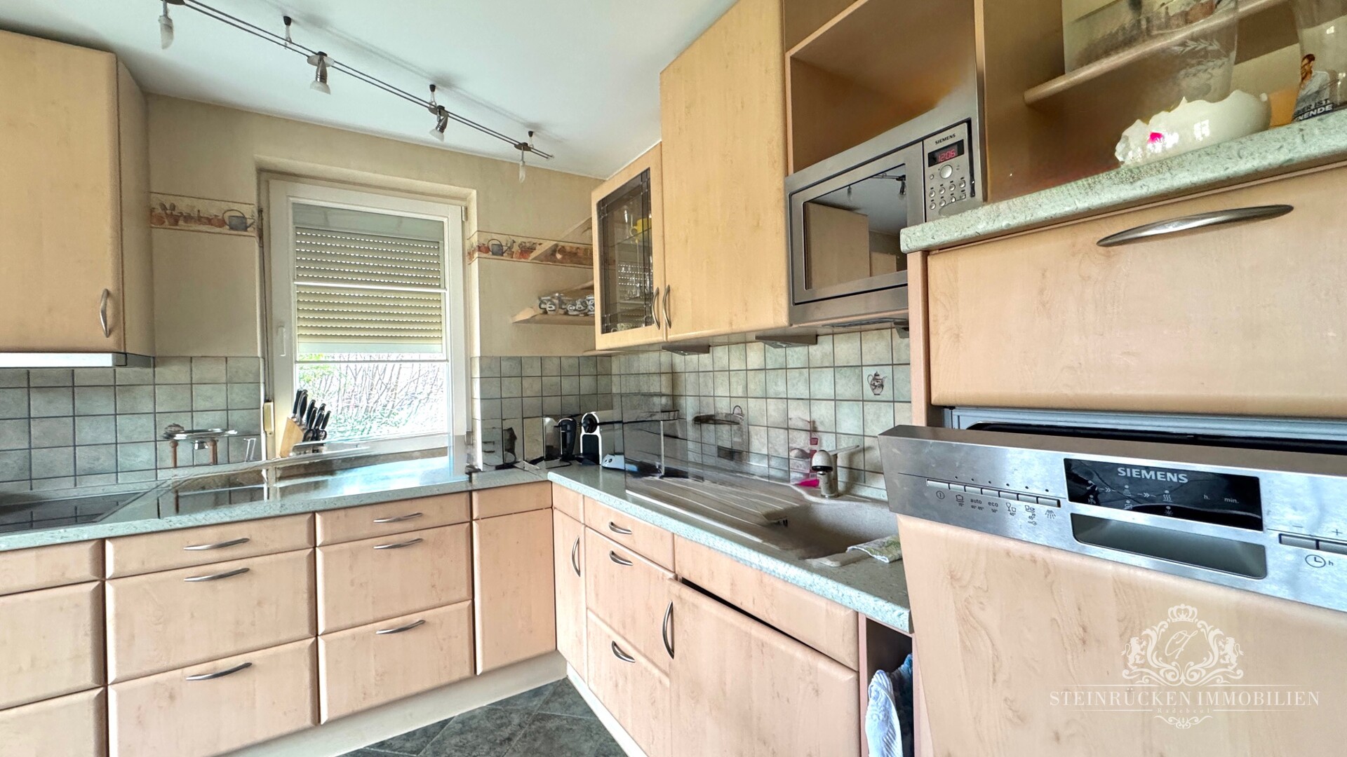 Küche mit anliegenden Balkon