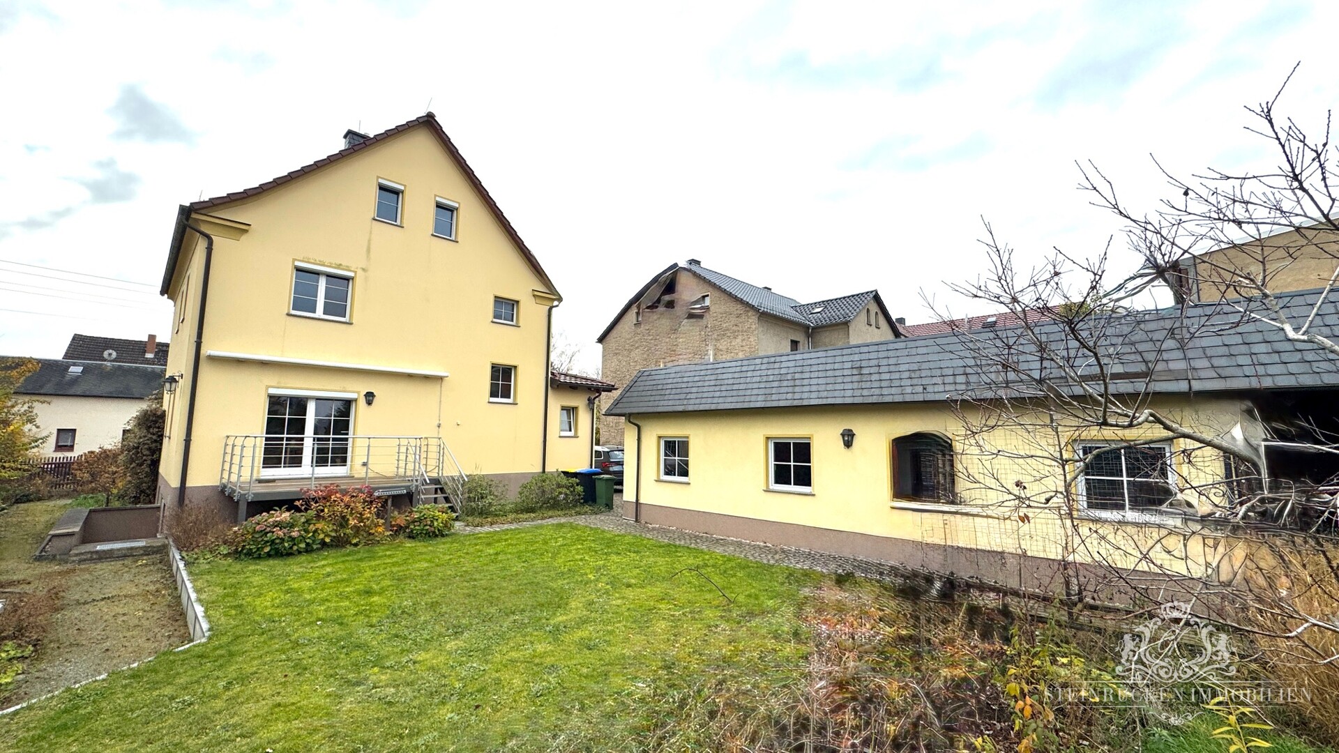 Ansicht Haus, Garten, Doppelgarage