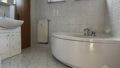 Badezimmer mit Badewanne und Dusche (WHG 1)