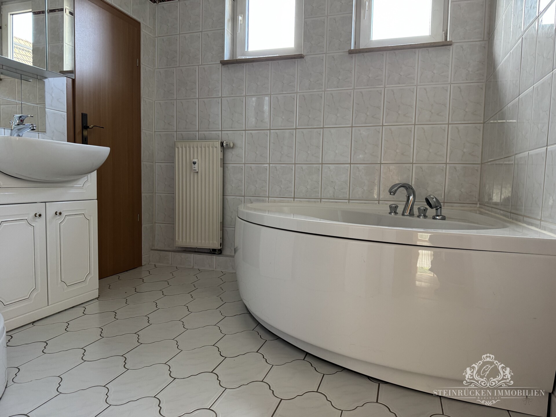 Badezimmer mit Badewanne und Dusche (WHG 1)