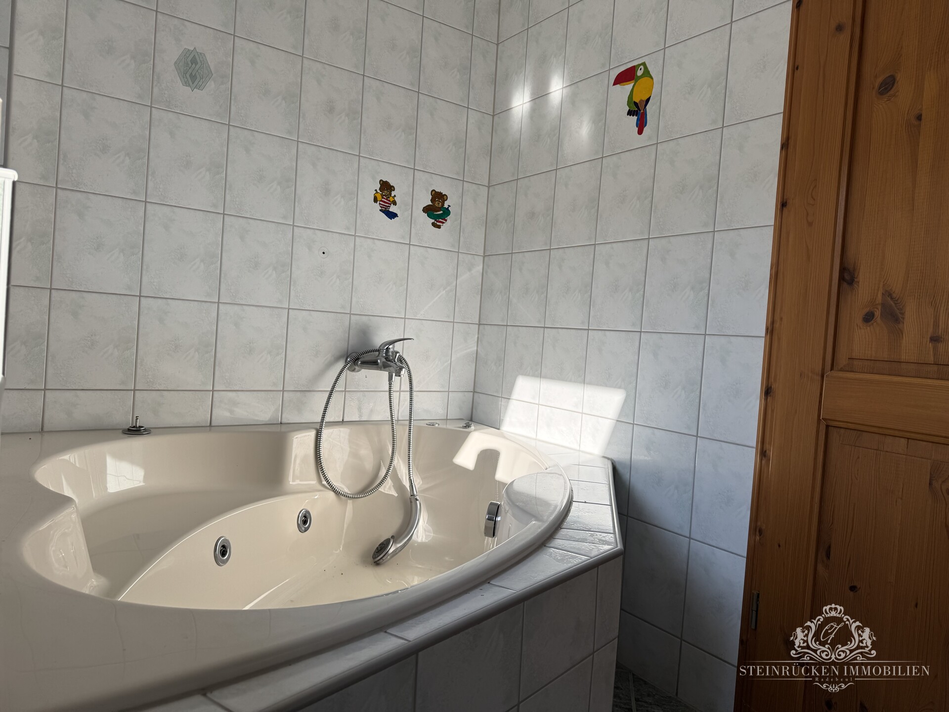 Badezimmer mit Wanne (DG)