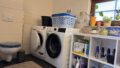 Gästebadezimmer mit Waschmaschinenanschluss