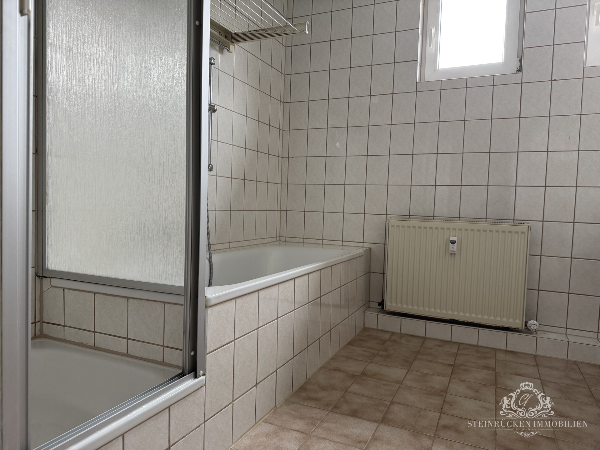 Badezimmer mit Wanne und Dusche (WHG 2)