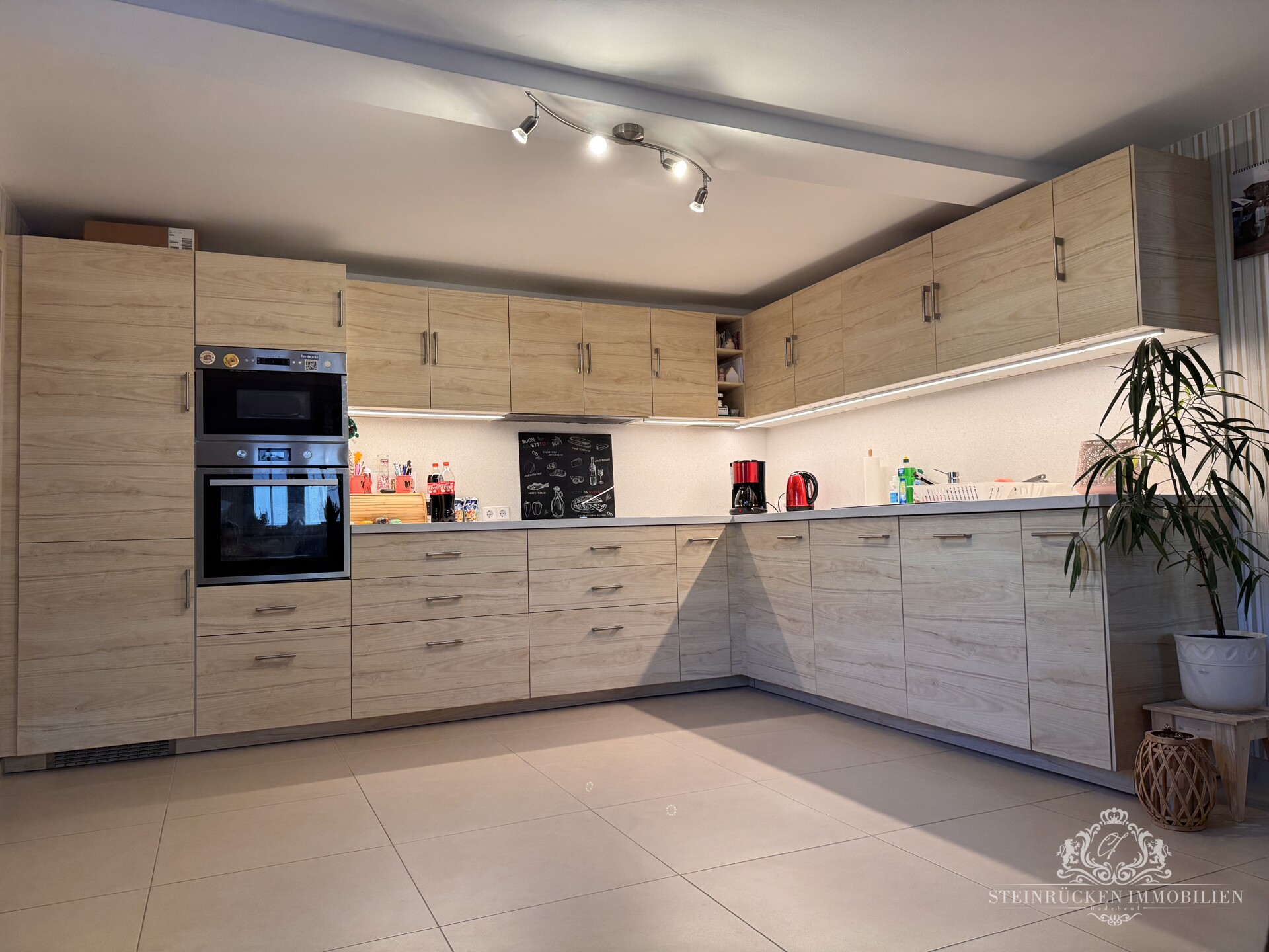 Essbereich mit Einbauküche