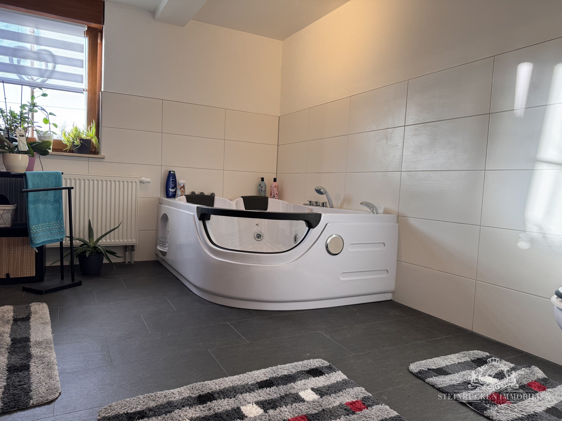Badezimmer mit Whirlpool 