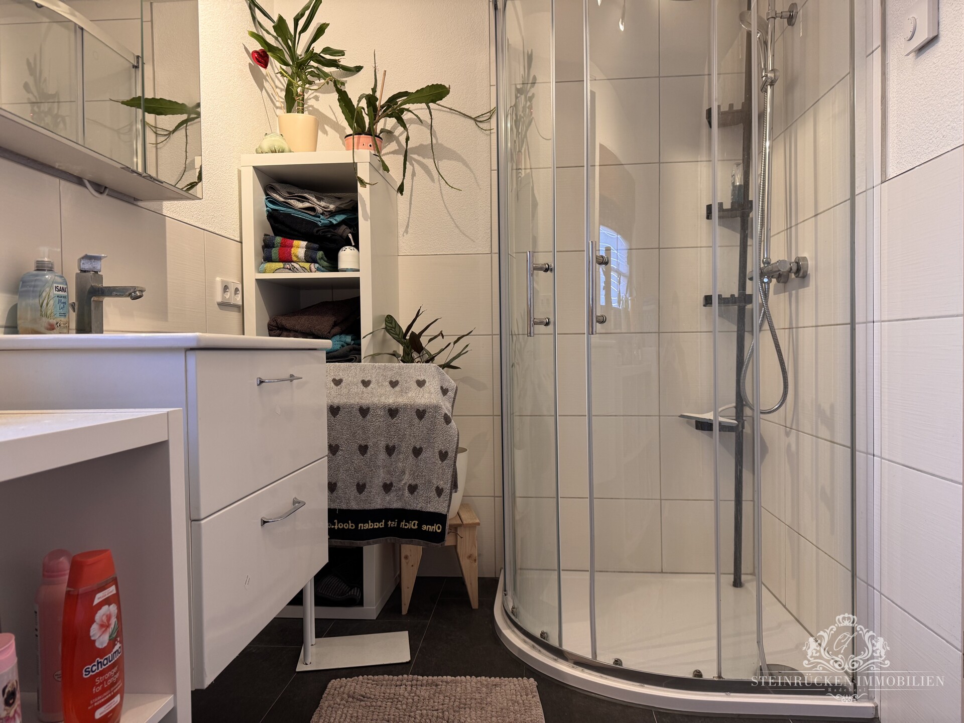 Gästebadezimmer mit Dusche