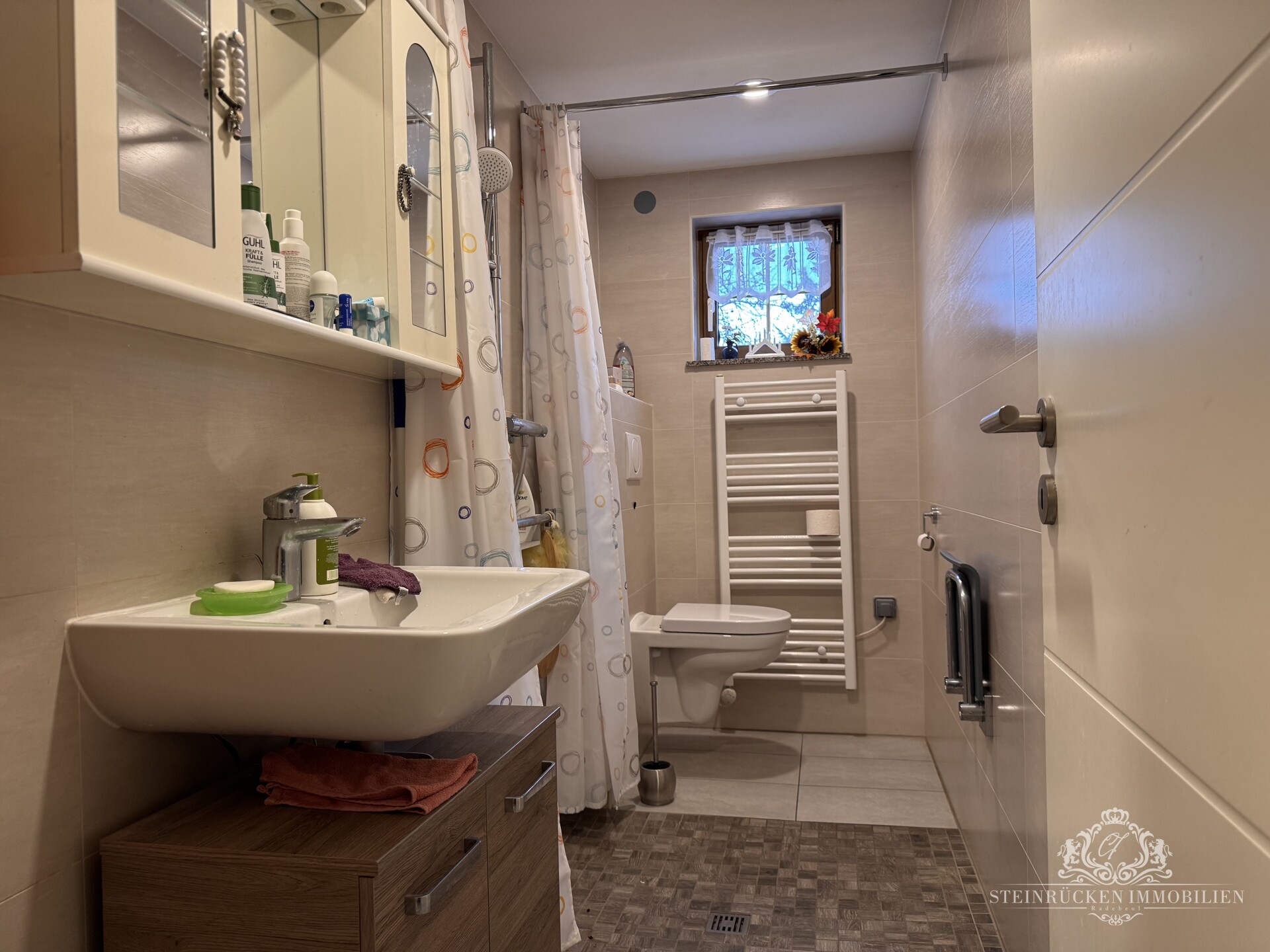 Badezimmer mit Dusche