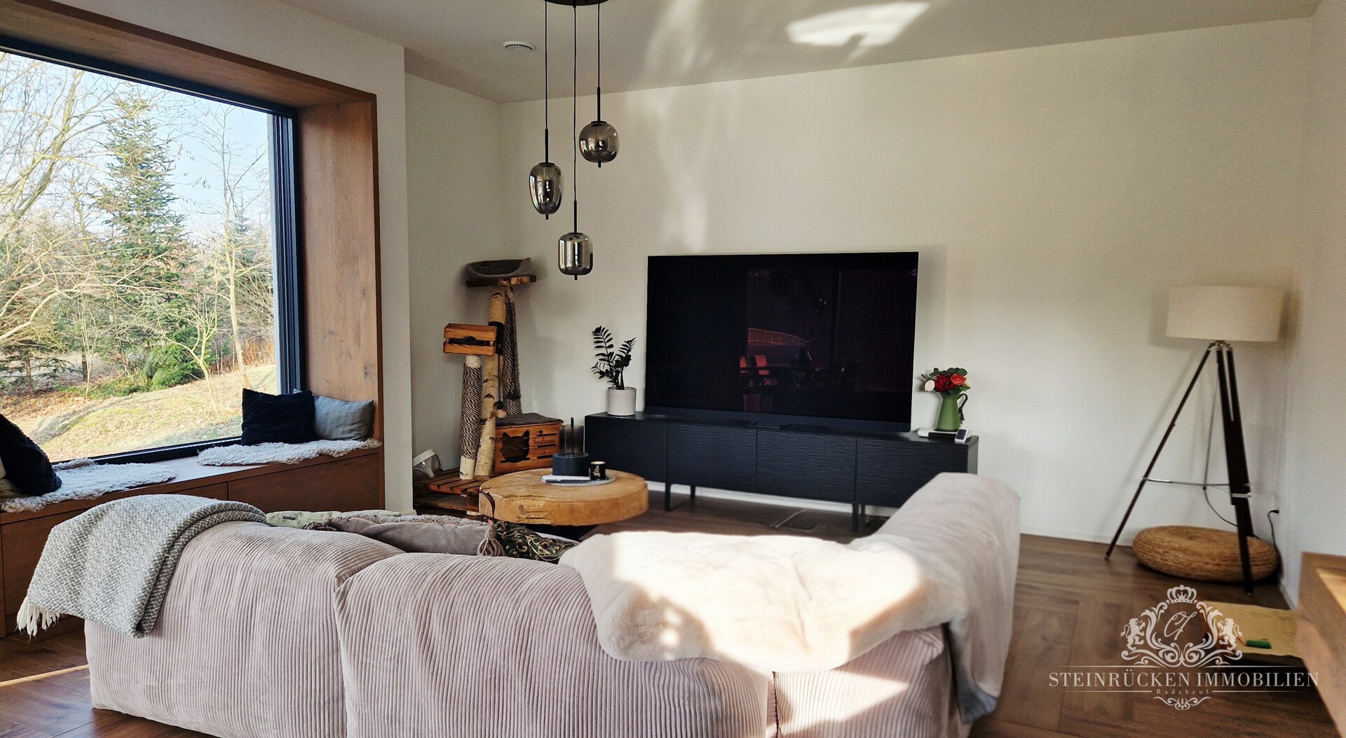 Wohlfühlbereich inklusivem Sitzfenster aus hochwertiger Wildeiche