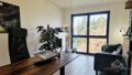 Homeoffice mit großem Fenster und Naturblick