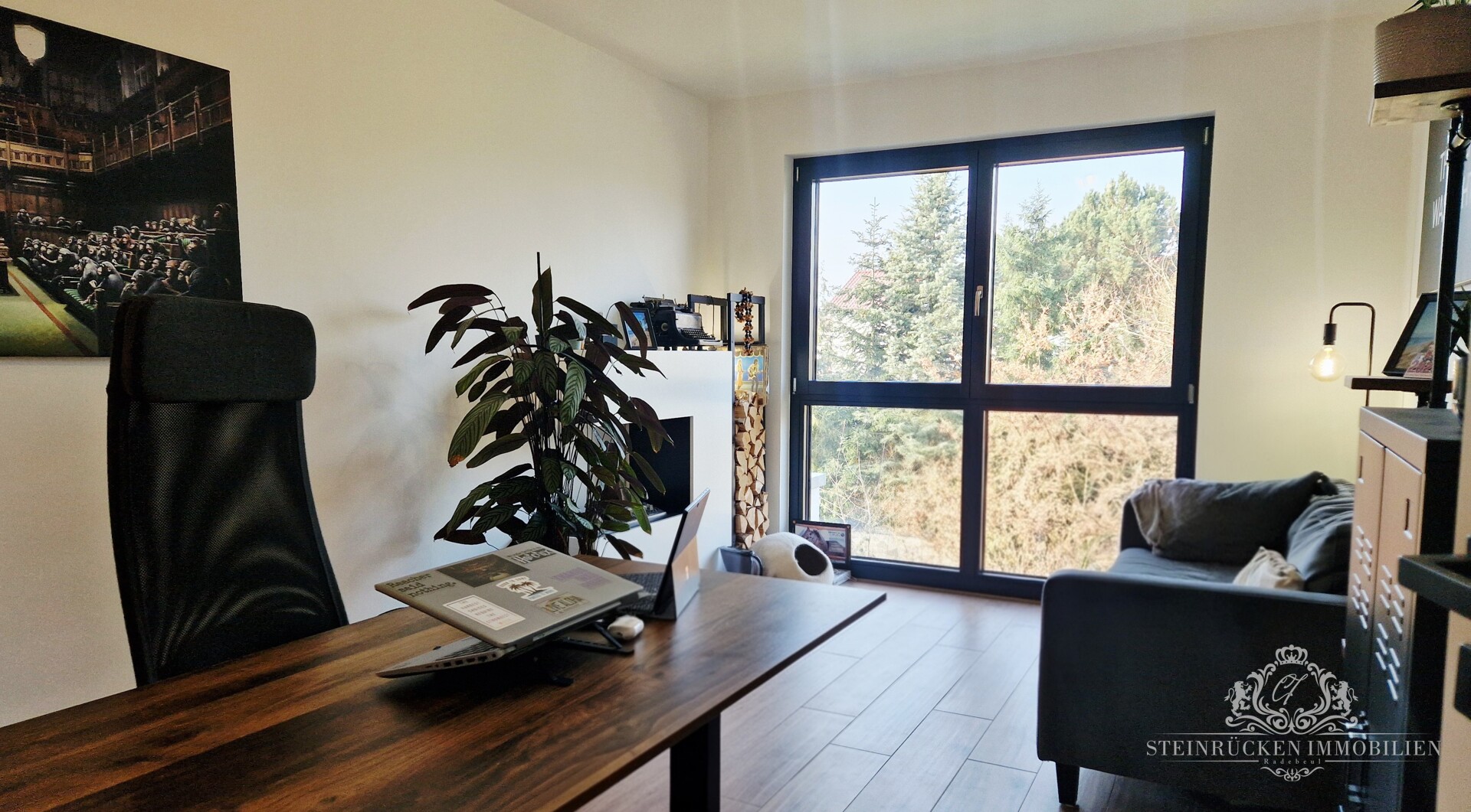 Homeoffice mit großem Fenster und Naturblick