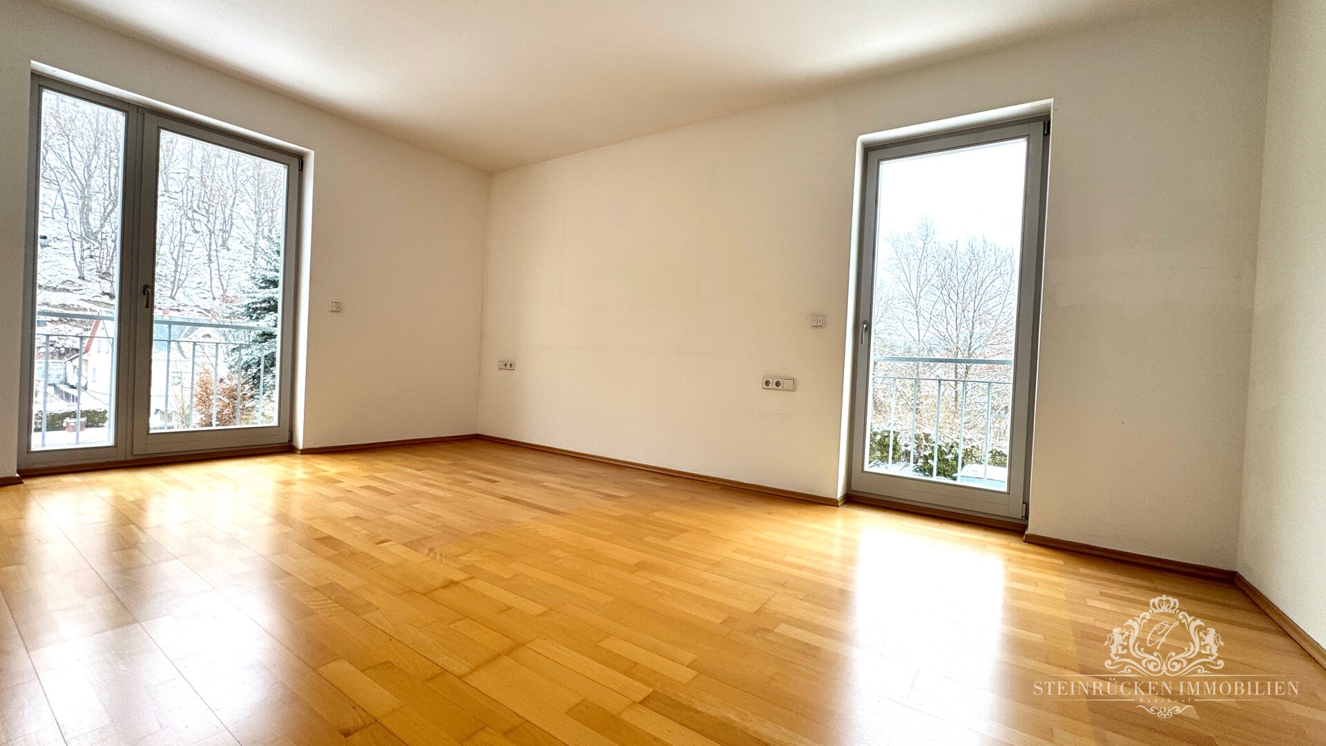 Wohnzimmer mit anliegenden Balkon