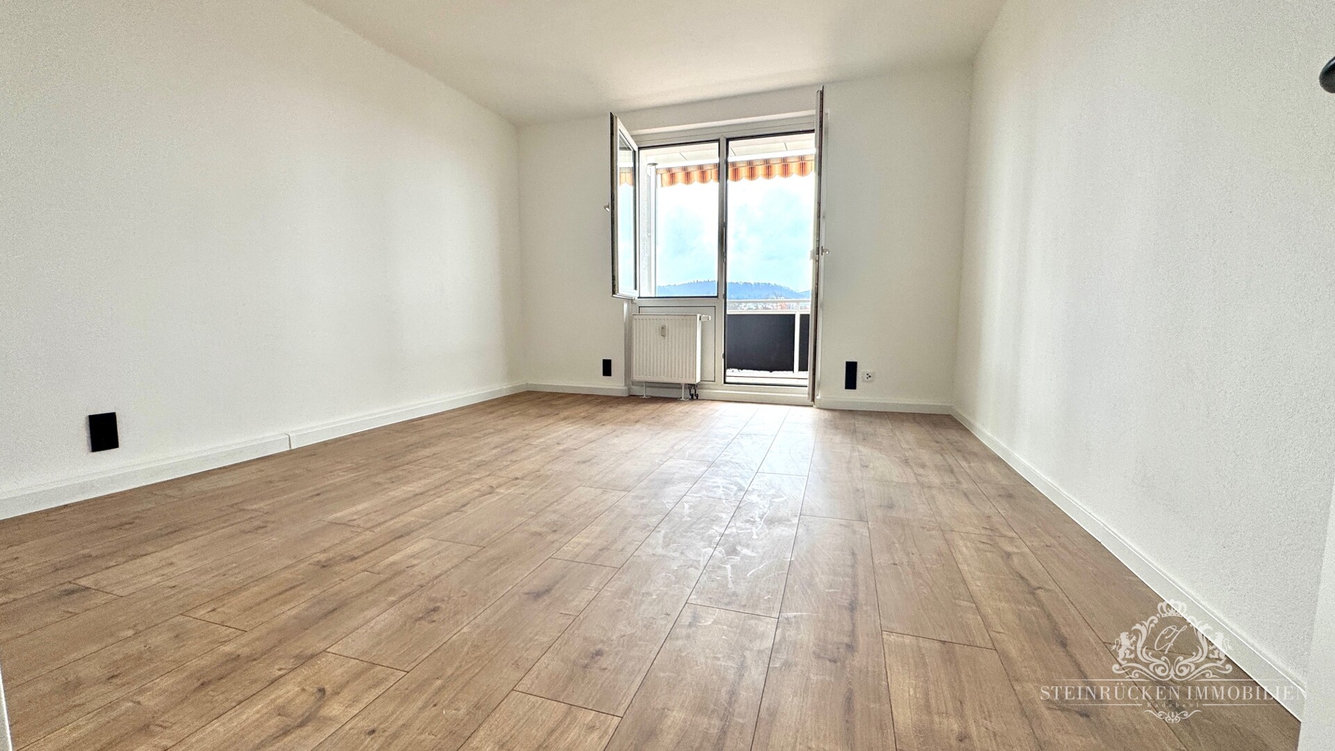 Wohnzimmer mit anliegenden Sonnenbalkon