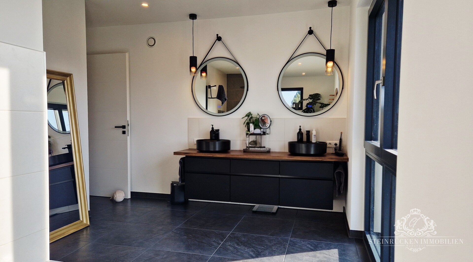 ...mit Doppelwaschplatz und großem Spiegelensemble