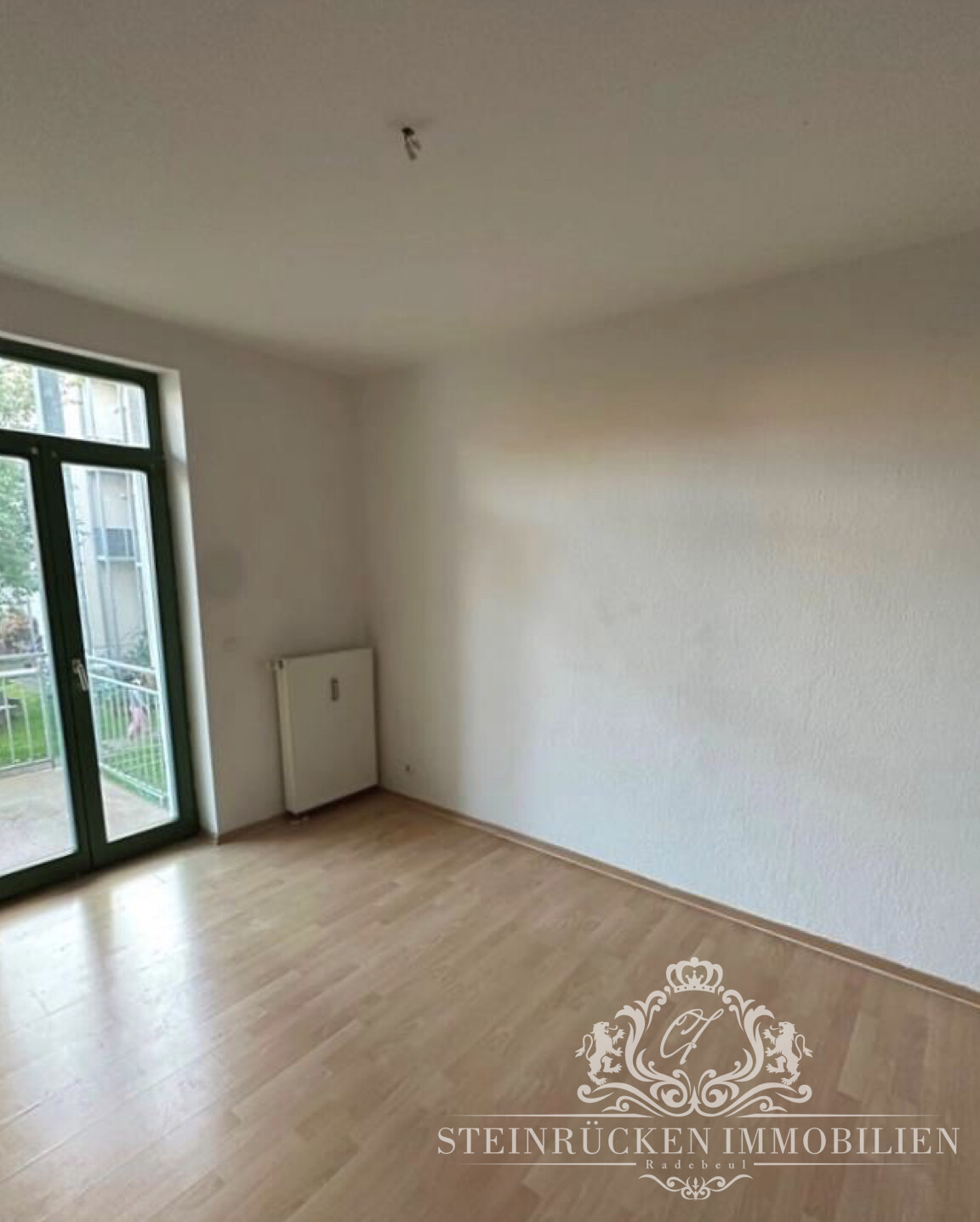 Wohnzimmer mit Balkon