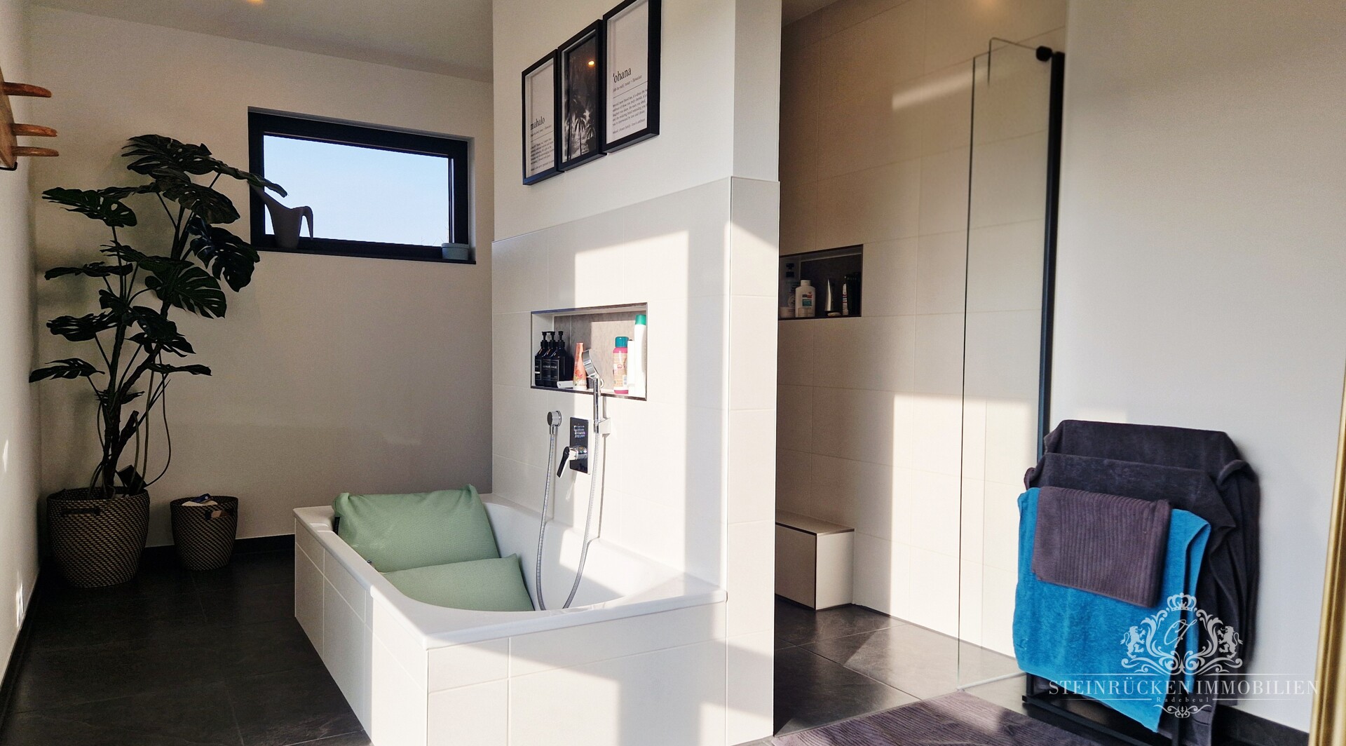 Modernes Masterbad mit edlen Materialien und natürlicher Lichtführung