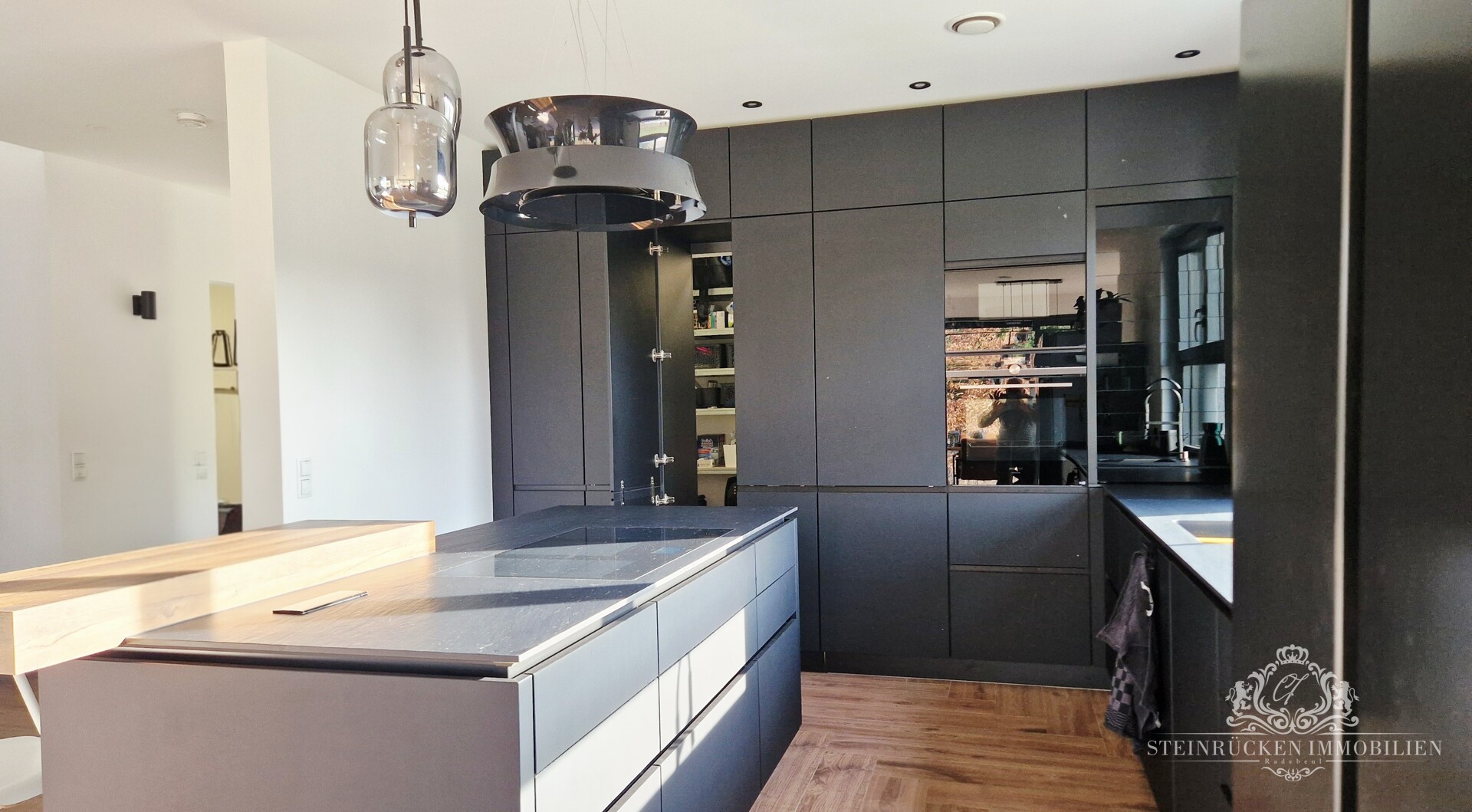 Stilvolle schwarze Designküche mit integrierter Speisekammer