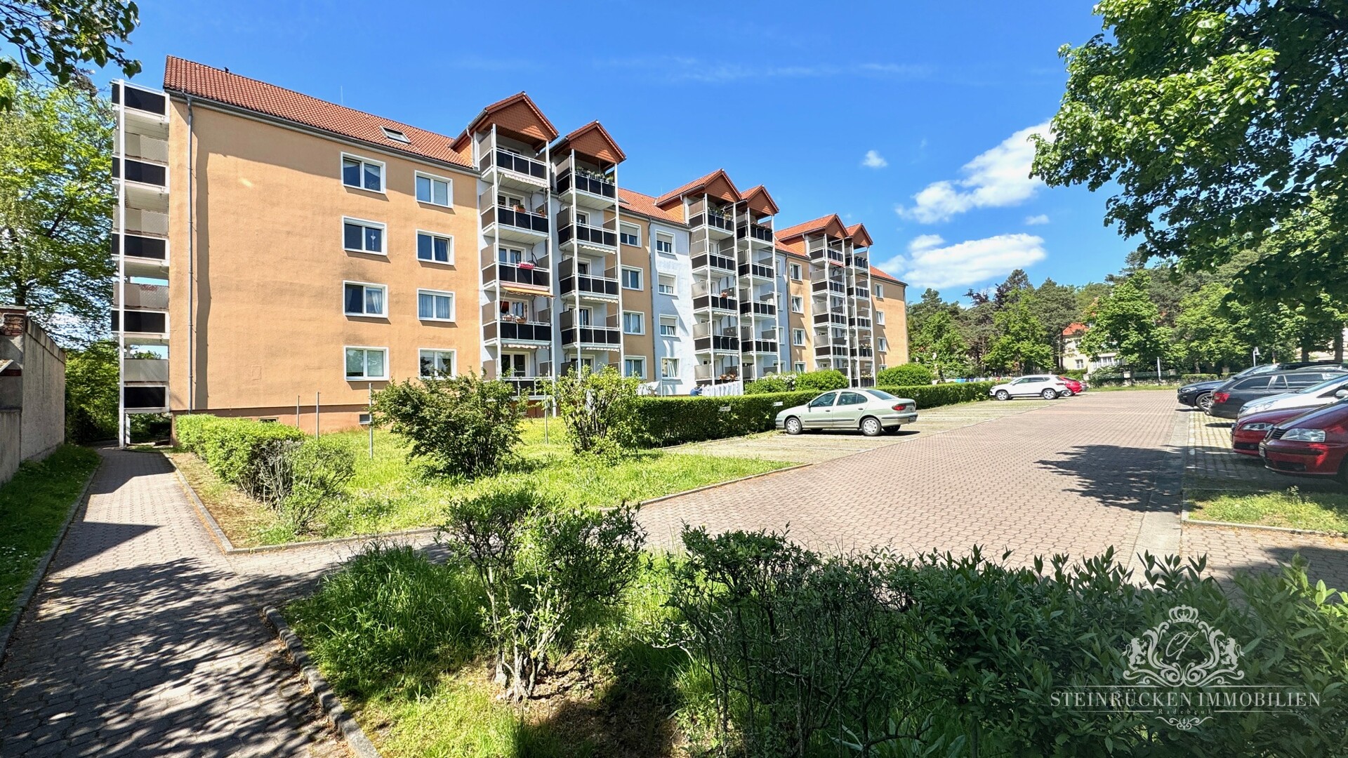 Hausansicht und PKW Stellplätze (1)