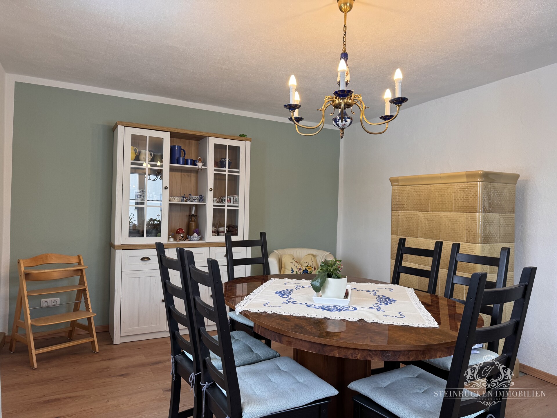 Wohnzimmer mit Kachelofen