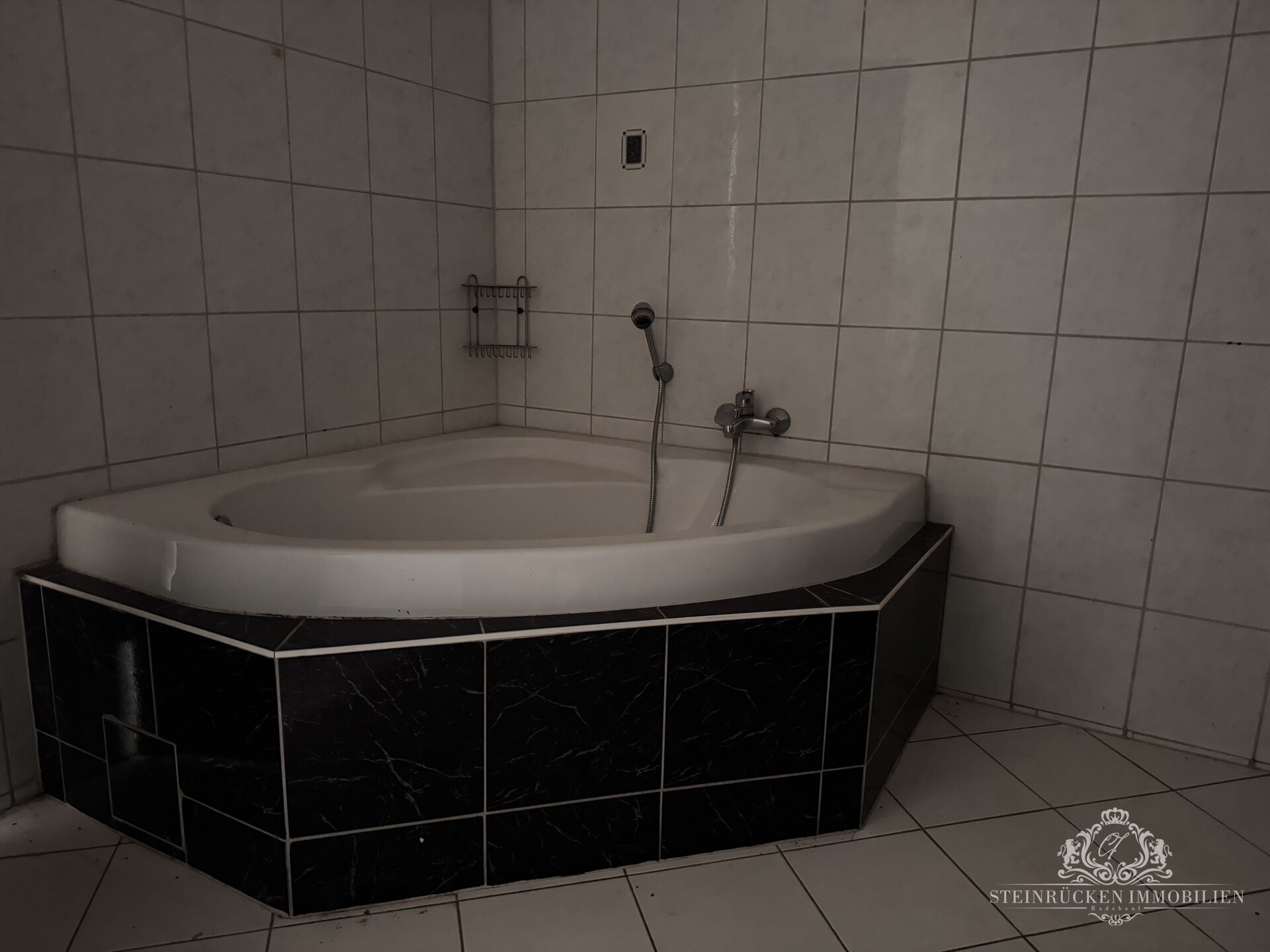 Wohneinheit mit Eckbadewanne