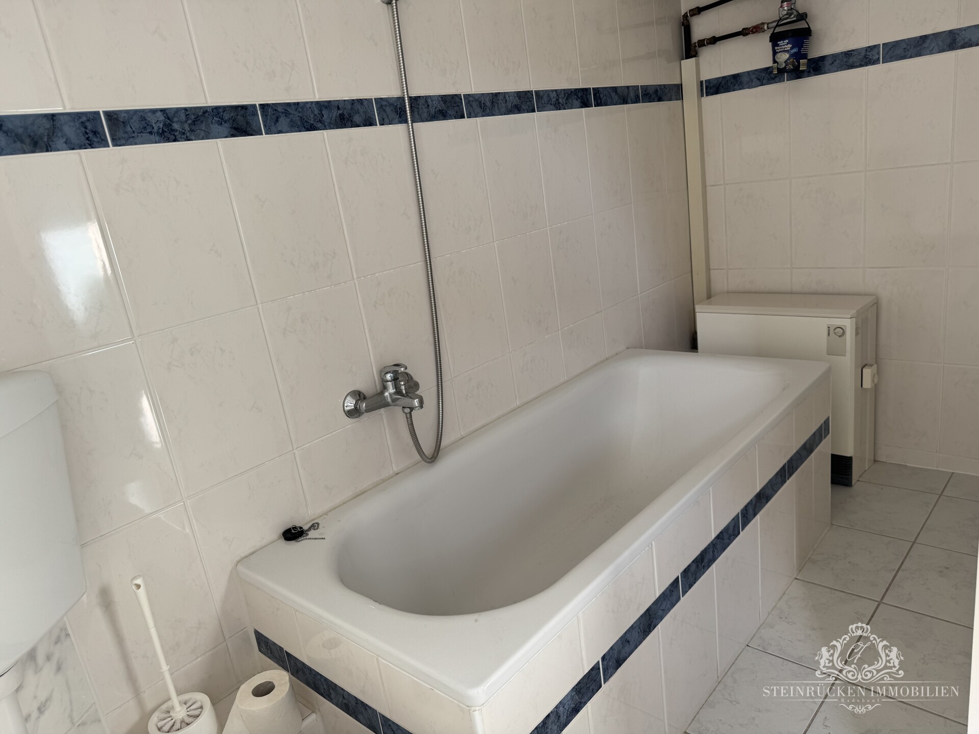 Badezimmer mit Wanne (1.OG)