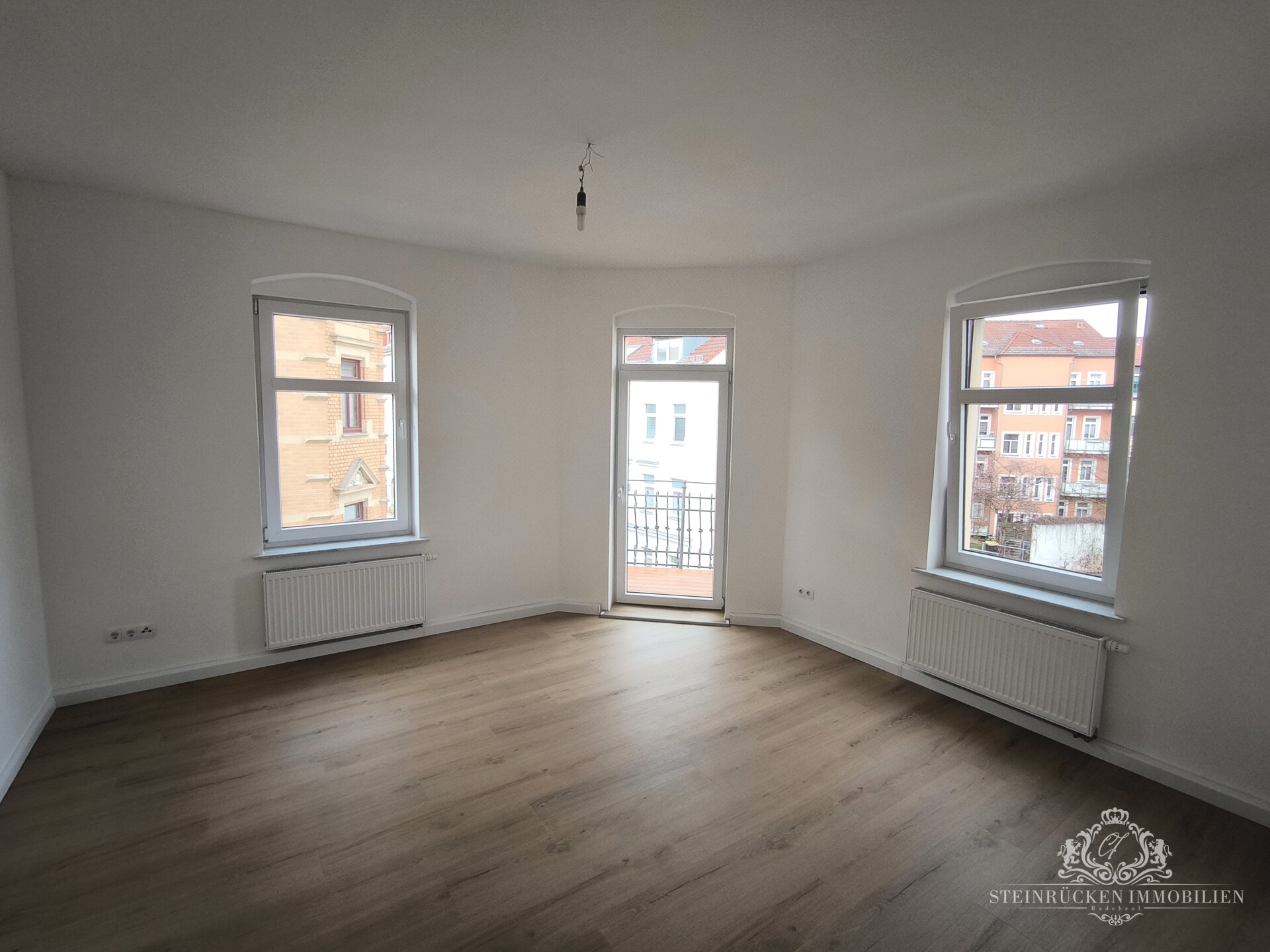 Wohn- & Essbereich mit Balkon