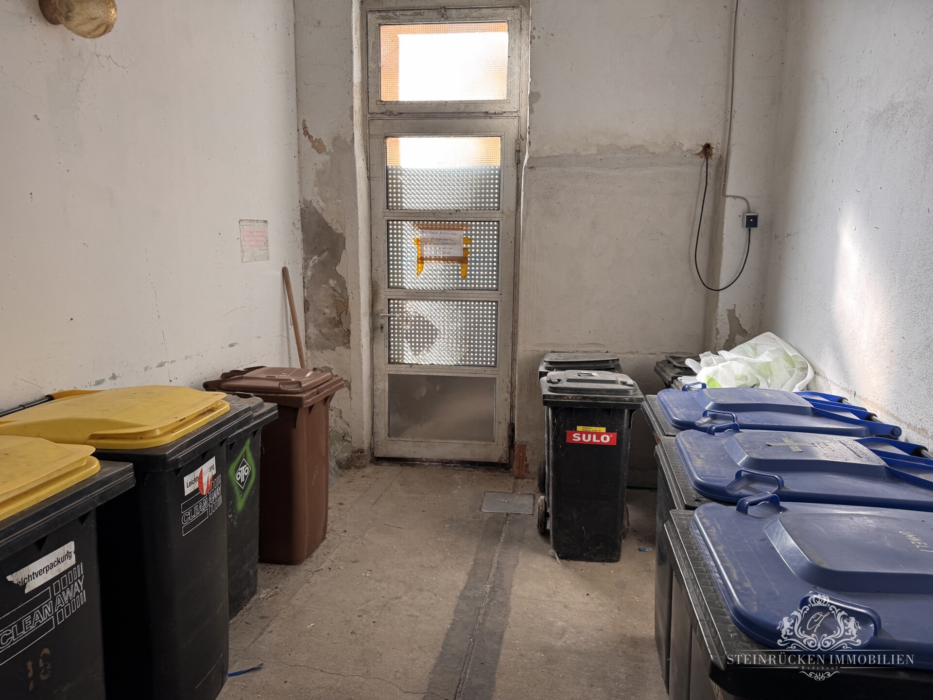 Müllbereich mit Straßenzugang