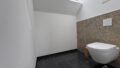 separates WC im Badezimmer