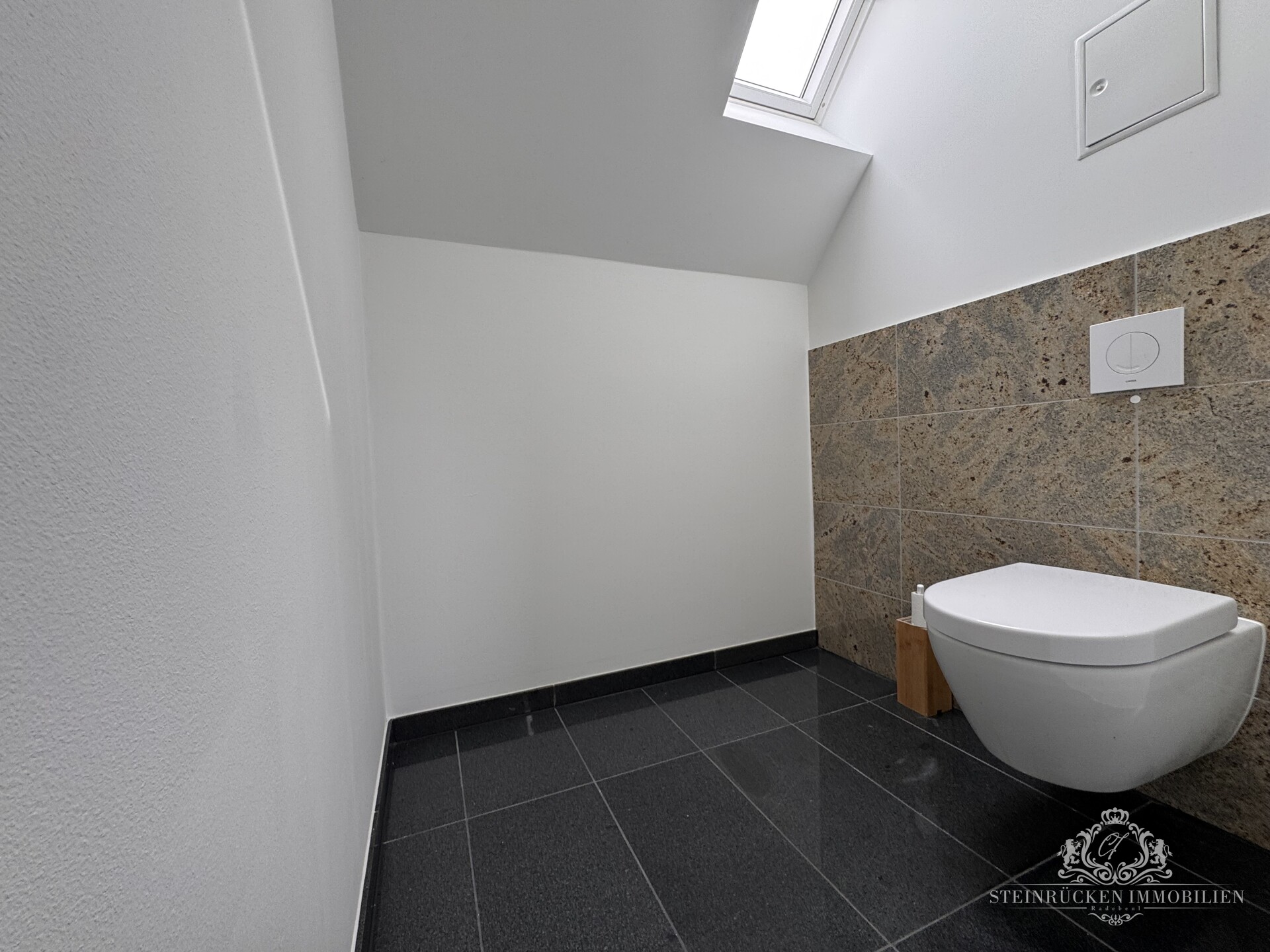 separates WC im Badezimmer