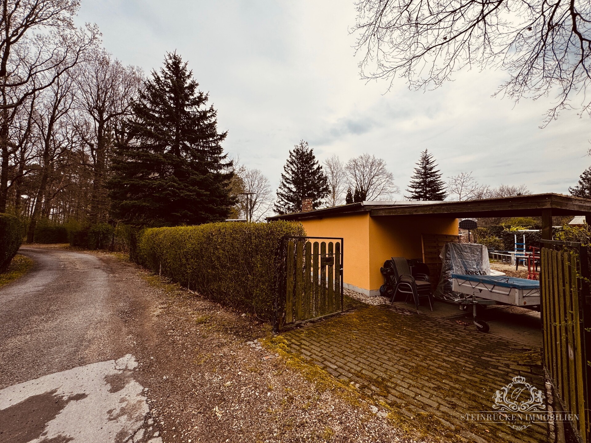 Zufahrt und Carport