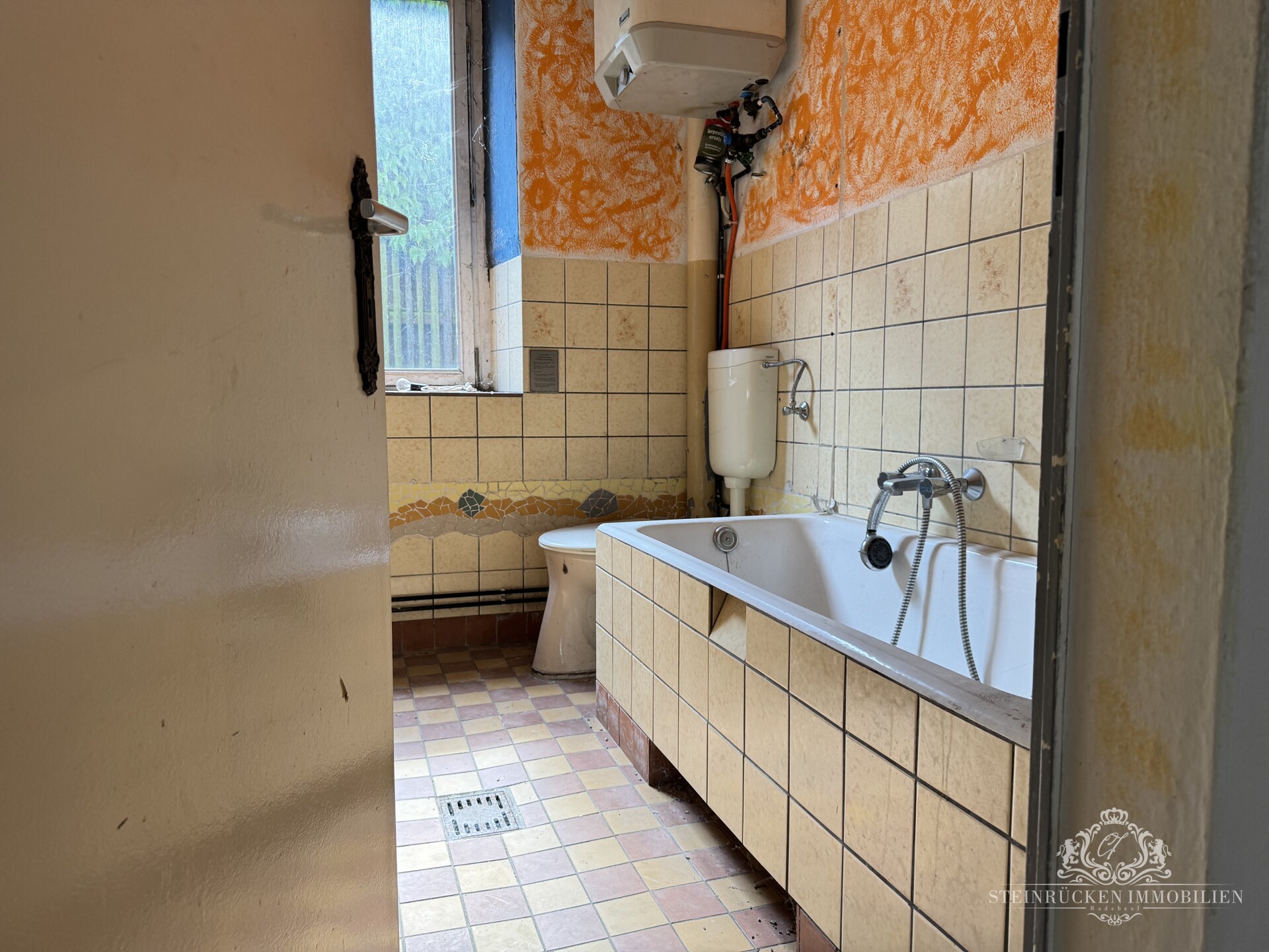 Badezimmer leere Wohnung EG