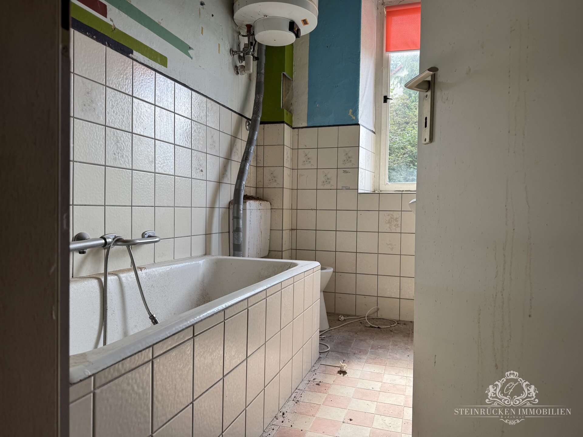 Badezimmer leere Wohnung EG