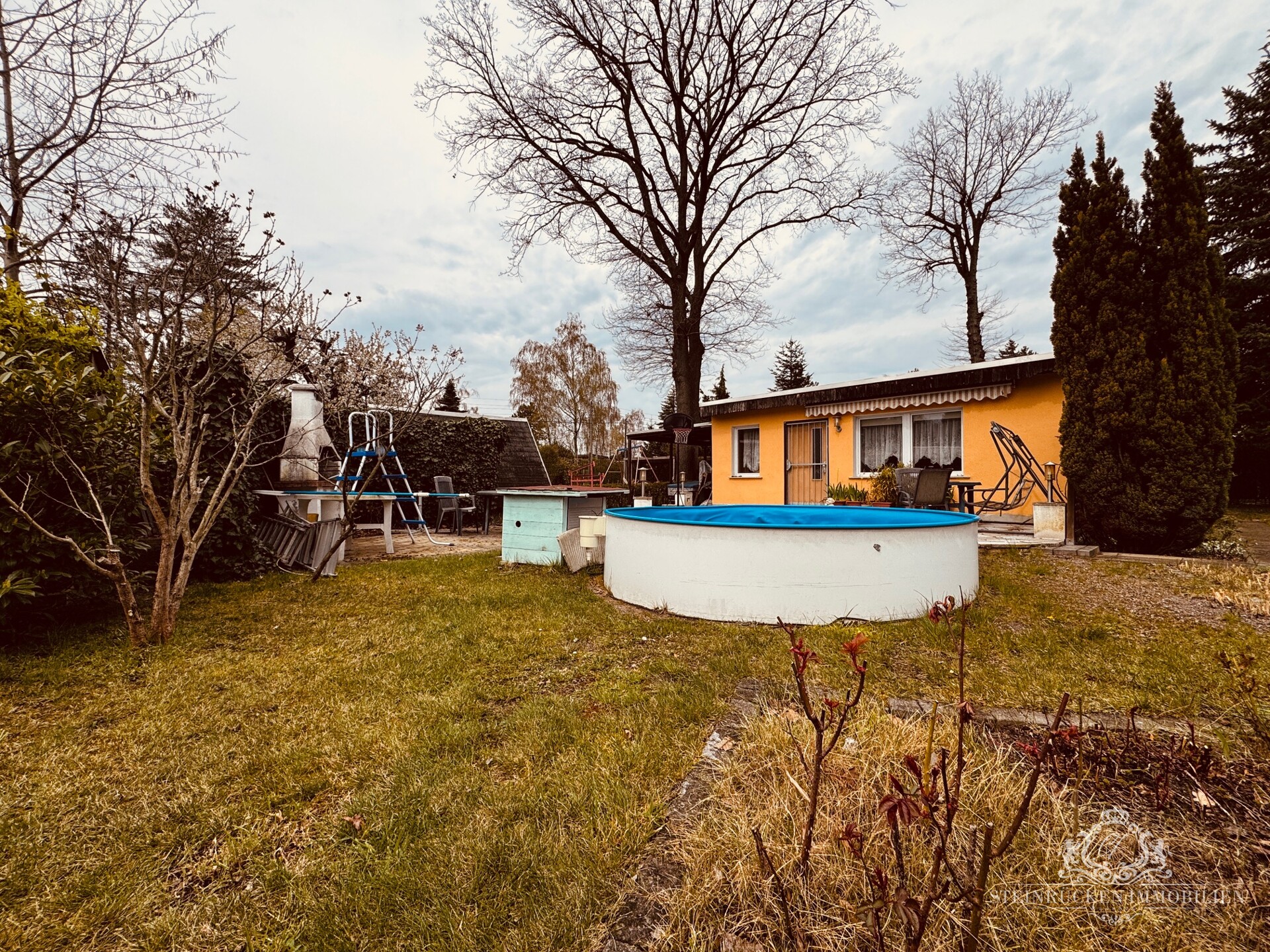 Hausansicht Südwest mit Pool