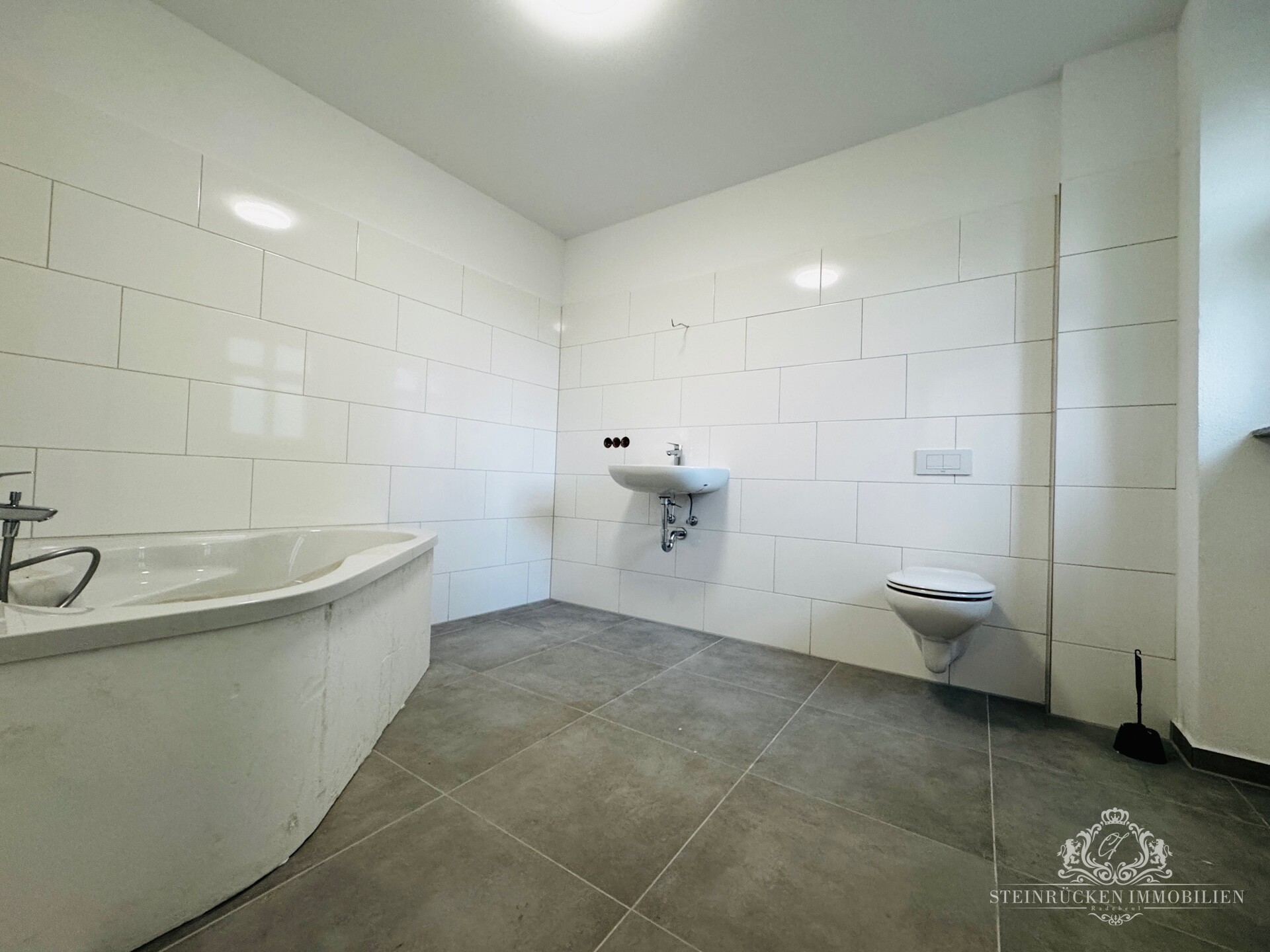 Badezimmer mit Badewanne OG