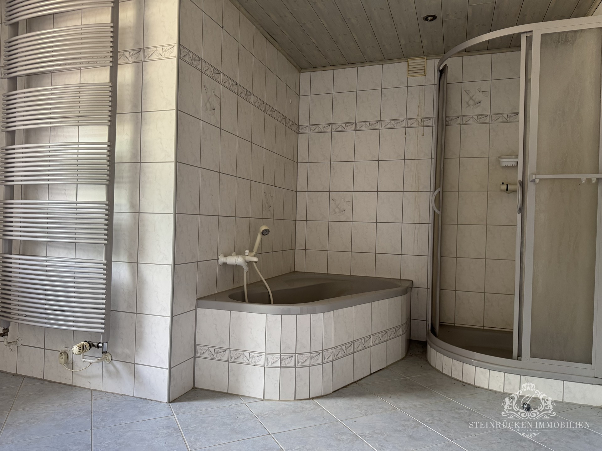 Badezimmer mit Dusche und Wanne