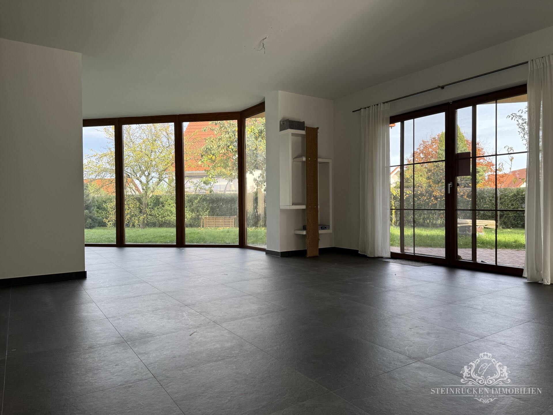 lichtdurchfluteter Wohnbereich