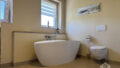 Badezimmer mit freistehender Wanne