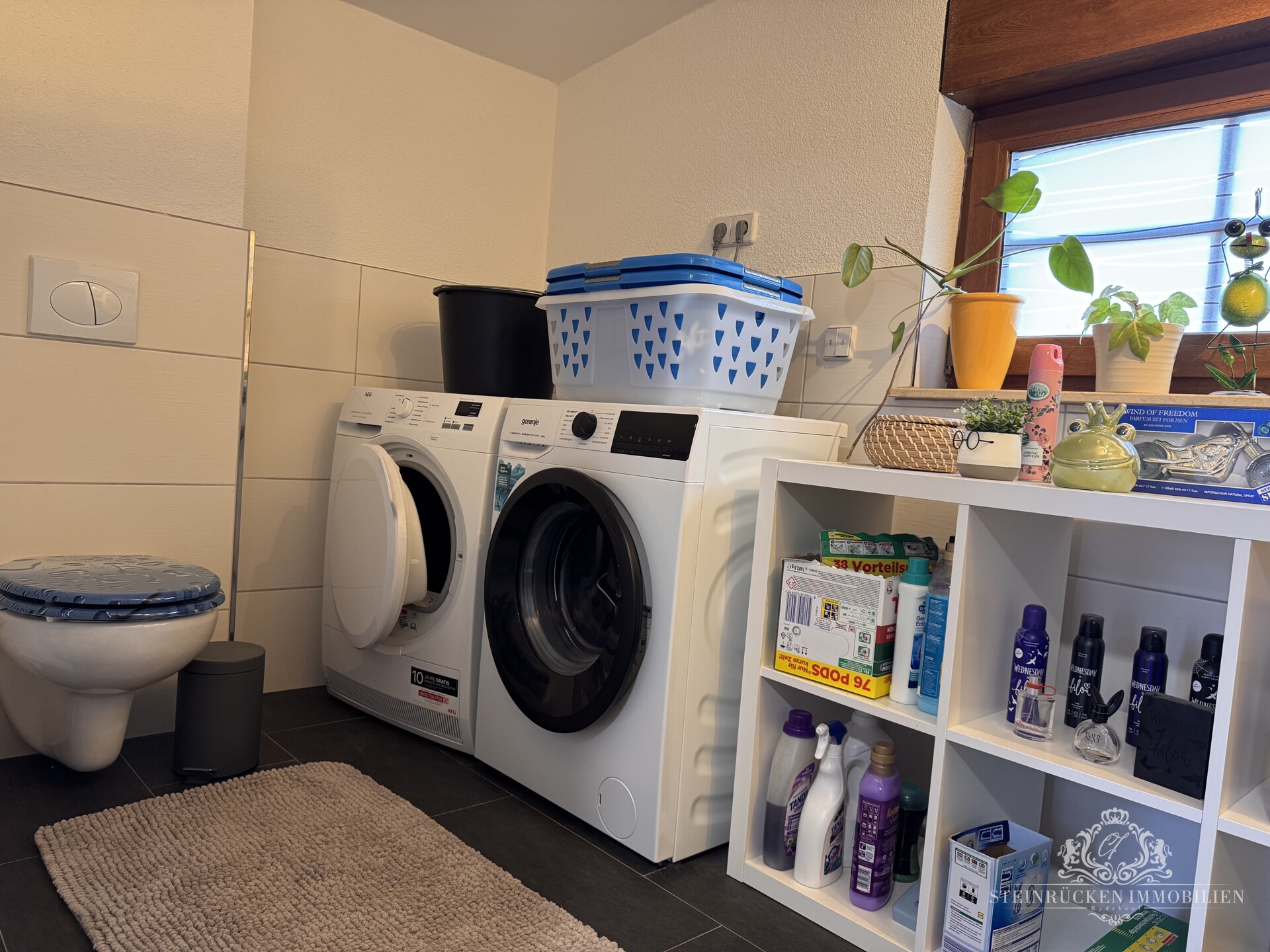 Gästebadezimmer mit Waschmaschinenanschluss