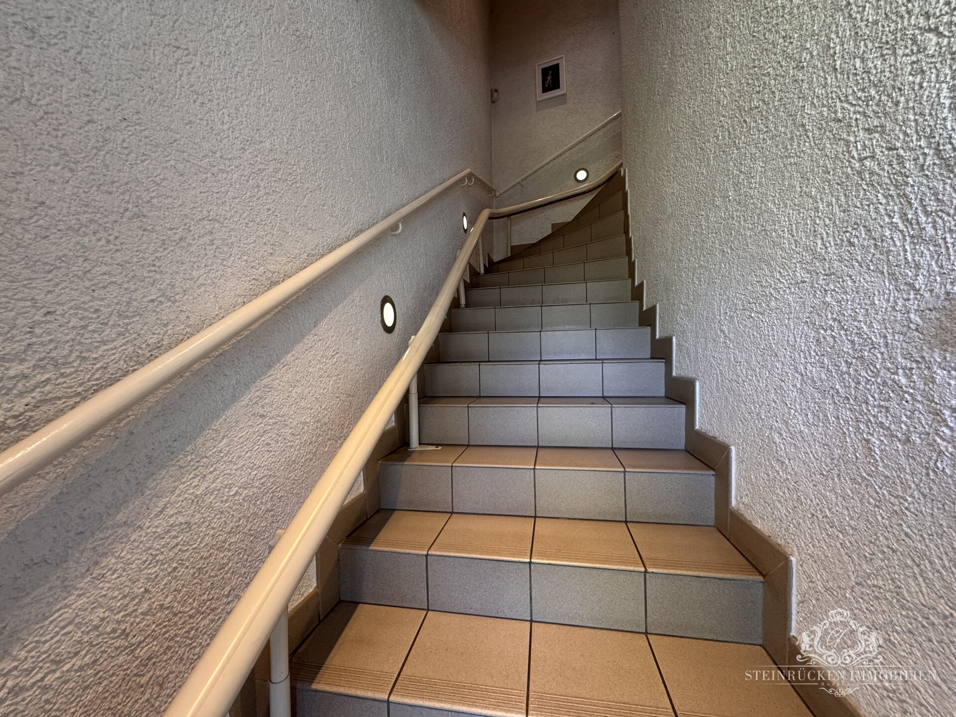 Treppenaufgang mit Lift