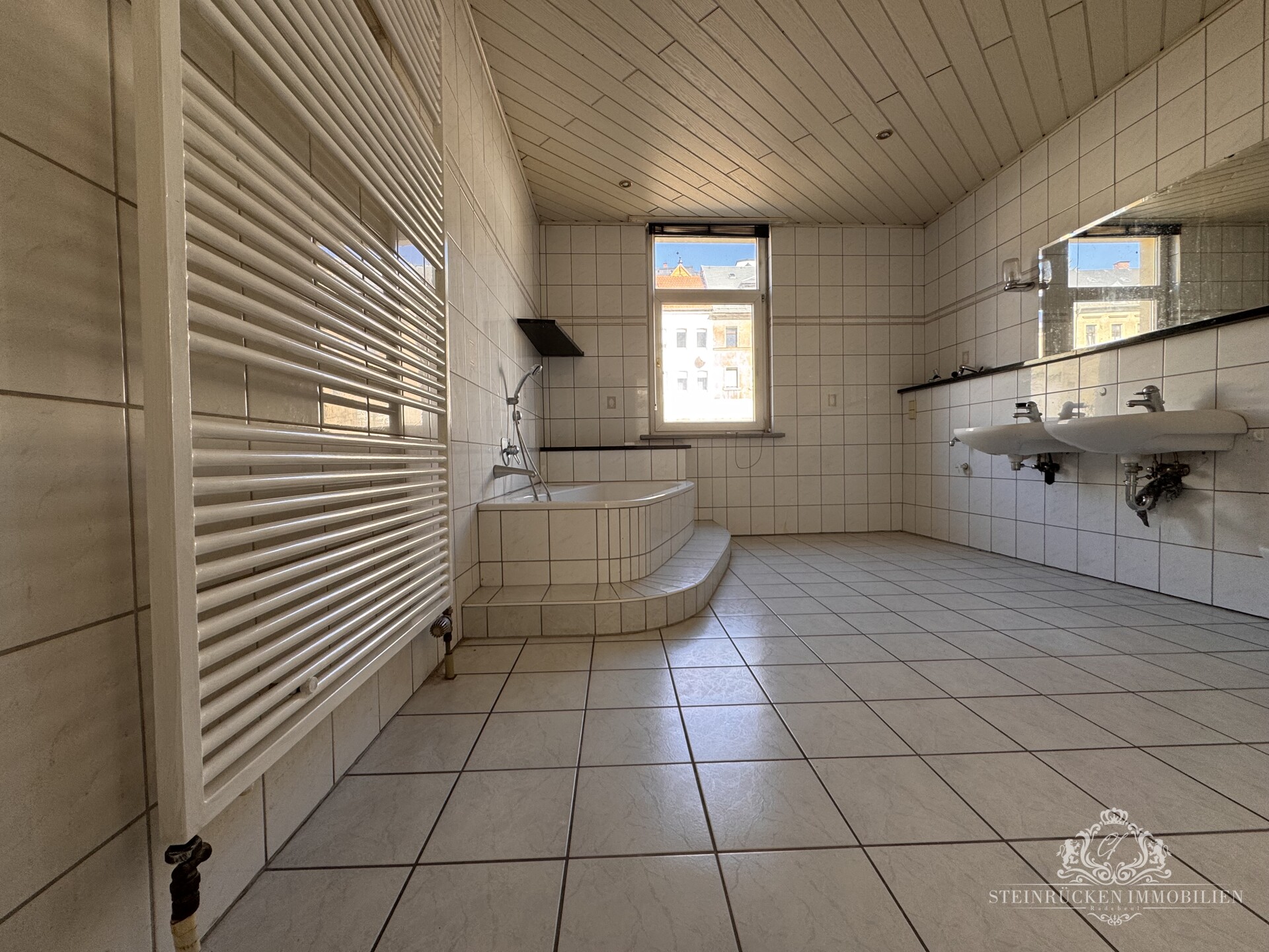 Badezimmer mit Wanne