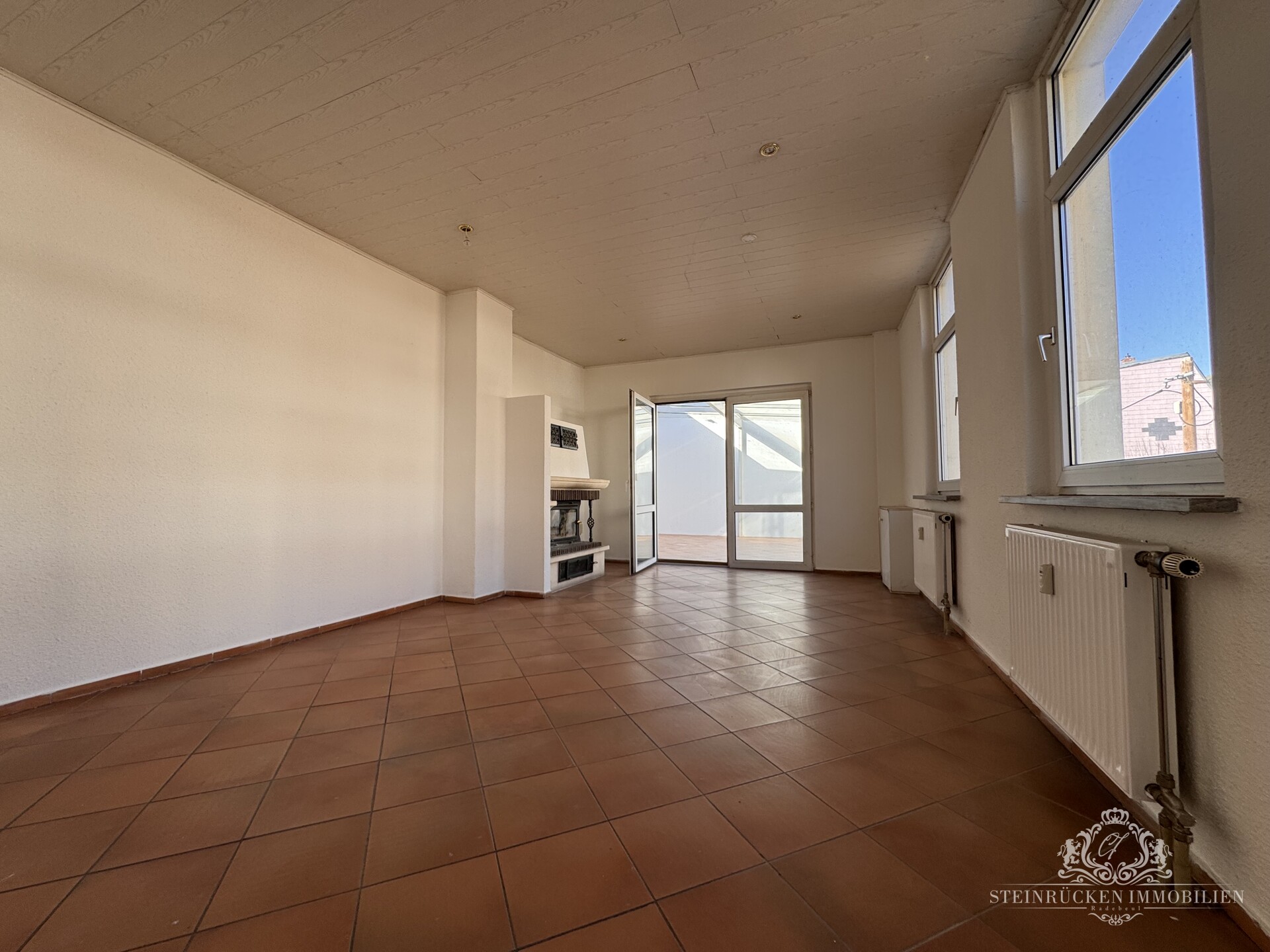 Wohnzimmer mit Kamin