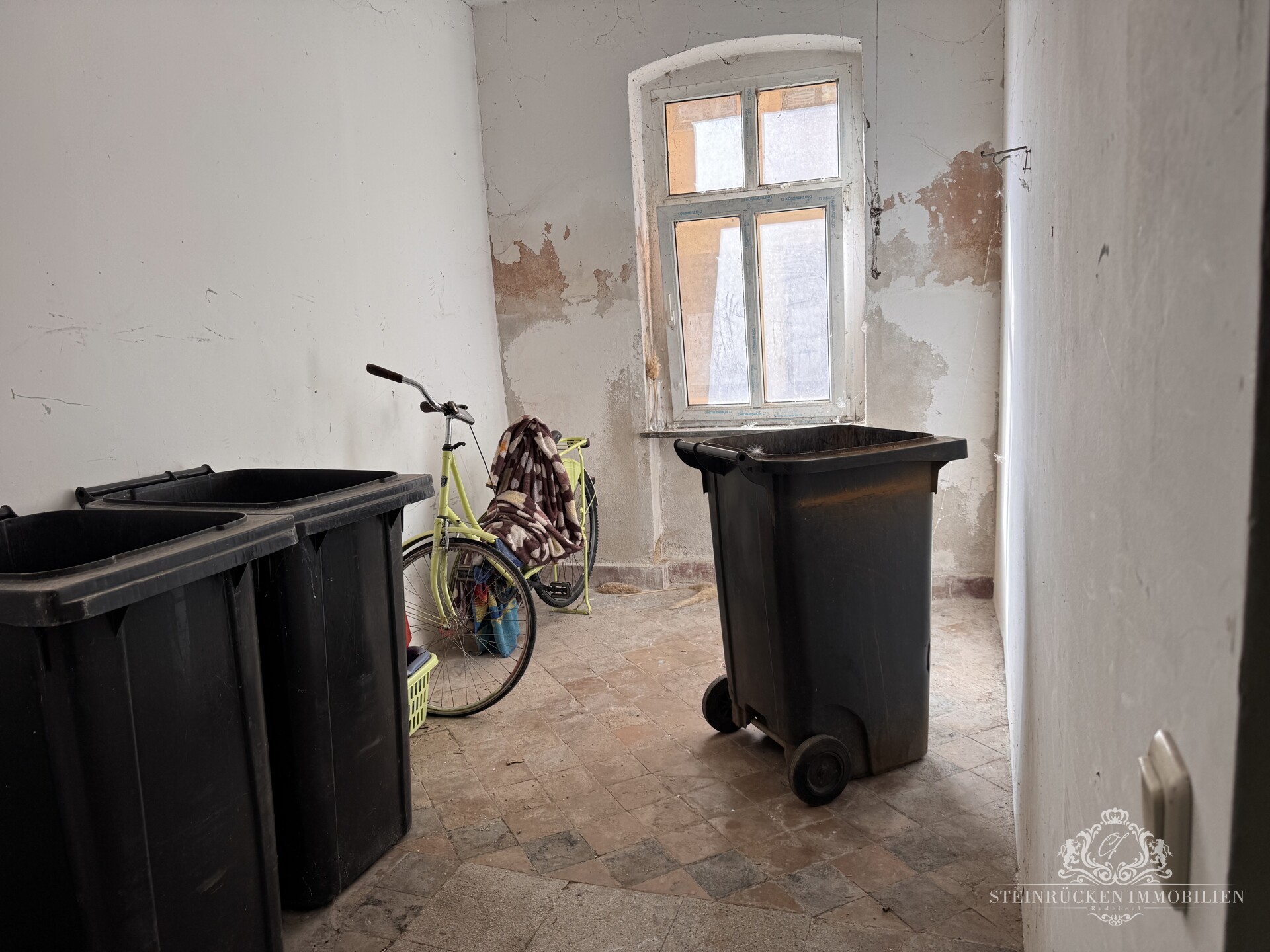 Fahrradraum mit Straßenzugang